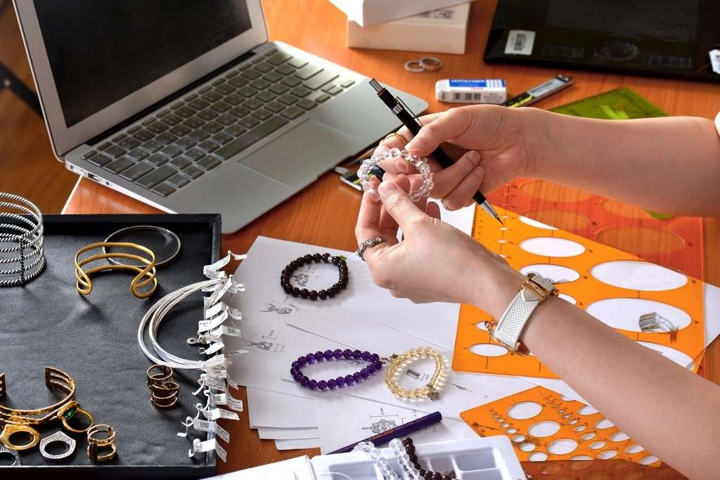 Students learning jewellery designing course in Surat